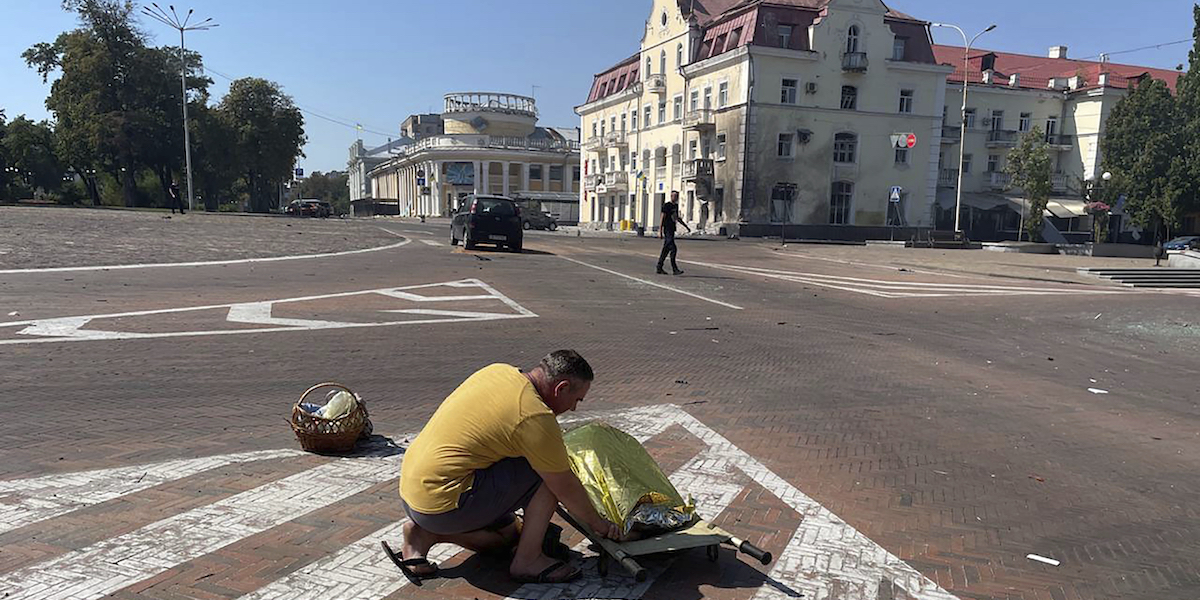 Un uomo copre il corpo di una persona uccisa in un attacco russo a Chernihiv, in Ucraina, il 19 agosto 2023. (Polizia nazionale ucraina via AP, LaPresse)