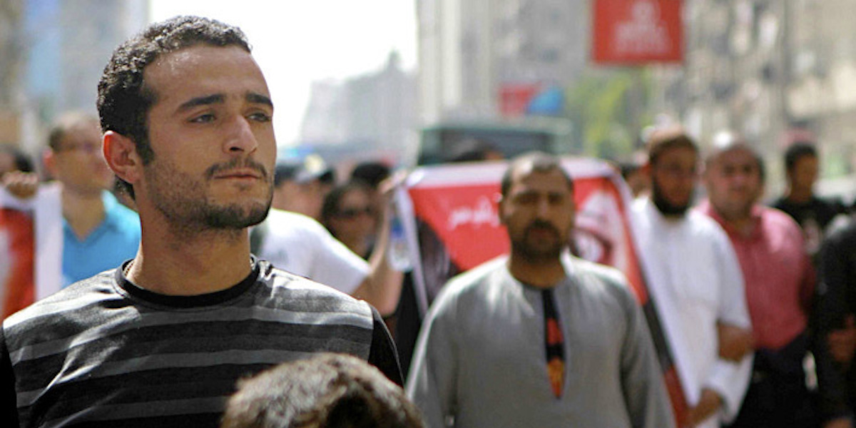 L'attivista egiziano Ahmed Douma, il primo aprile 2011, durante una manifestazione in piazza Tahrir al Cairo, in Egitto (AP Photo/Sarah Carr, LaPresse)