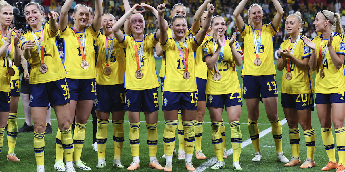 La nazionale della Svezia dopo aver ottenuto il terzo posto ai Mondiali di calcio femminili a Brisbane, in Australia, il 19 agosto 2023 (AP Photo/Tertius Pickard, LaPresse)