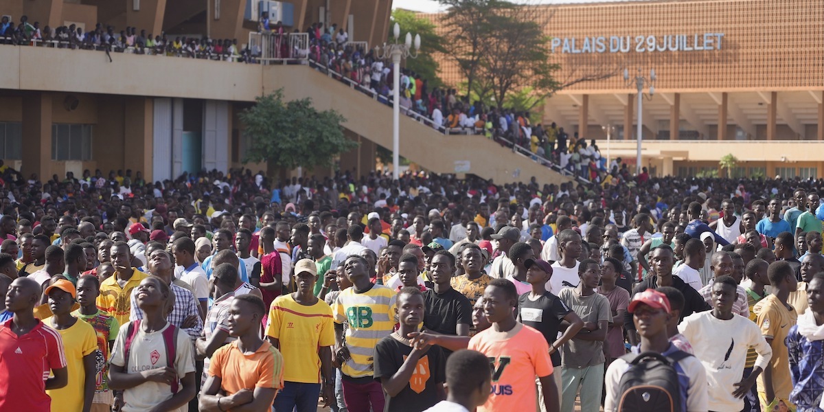 Giovani radunati vicino allo stadio di Niamey, in Niger, per offrirsi volontari per combattere contro un eventuale intervento militare dell'ECOWAS, il 19 agosto 2023 (AP Photo/Sam Mednick, LaPresse)