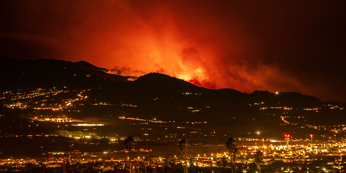 L'incendio boschivo vicino a La Laguna a Tenerife, nelle isole Canarie, il 19 agosto 2023 (AP Photo/Arturo Rodriguez)