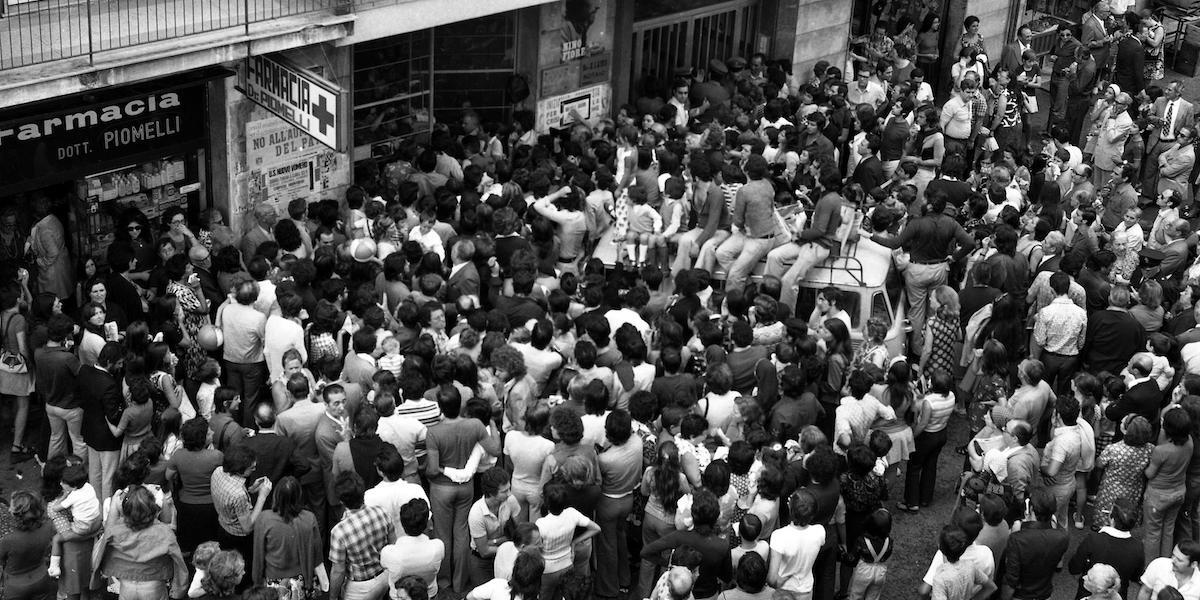 Folla di persone davanti a una farmacia per la vaccinazione contro il colera a Napoli, nel settembre del 1973 (ANSA/ARCHIVIO CARBONE/PRIMA PAGINA)