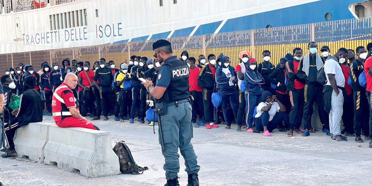 Alcune persone migranti sbarcate a Lampedusa (ANSA/ ELIO DESIDERIO)