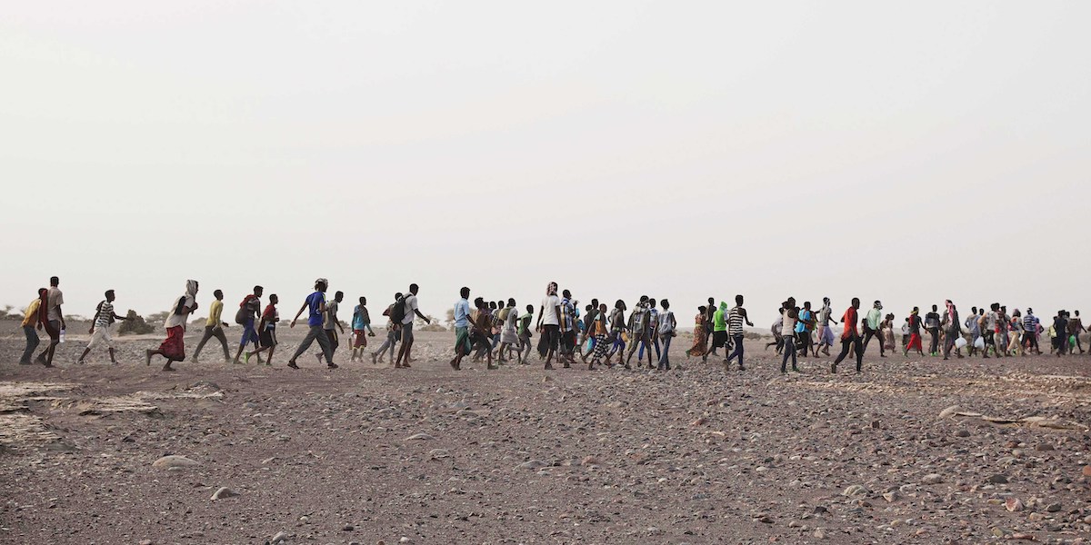 Trafficanti che guidano un gruppo di migranti etiopi a Gibuti, nel luglio del 2019 (AP Photo/Nariman El-Mofty)