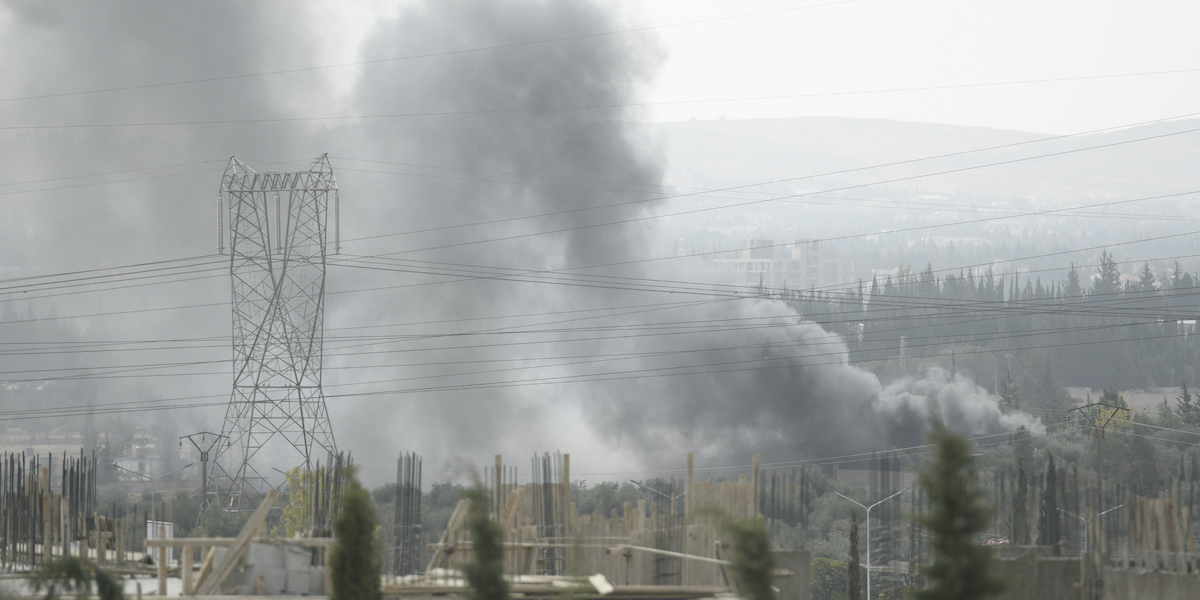 Il fumo a Damasco dopo un attacco del 2021 di cui era stato accusato Israele (AP Photo/Omar Sanadiki)