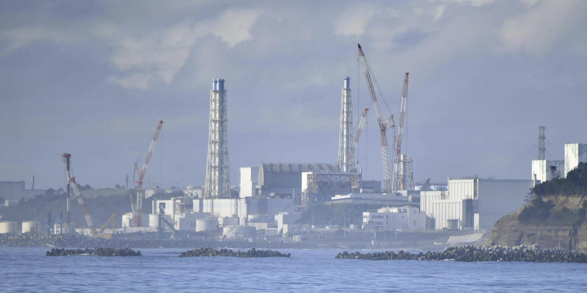 L'impianto nucleare di Fukushima, in Giappone, visto dal mare (Kyodo News via AP)