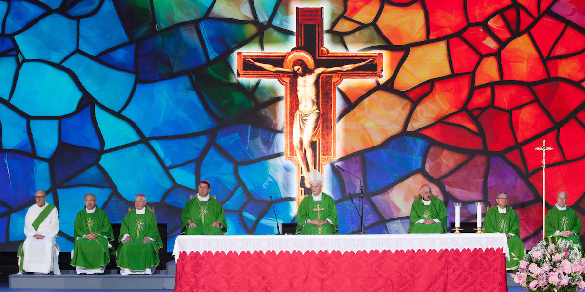 Il cardinale di Bologna e presidente della Cei Matteo Maria Zuppi durante la messa celebrata in apertura del Meeting di Rimini. (ANSA/DORIN MIHAI)