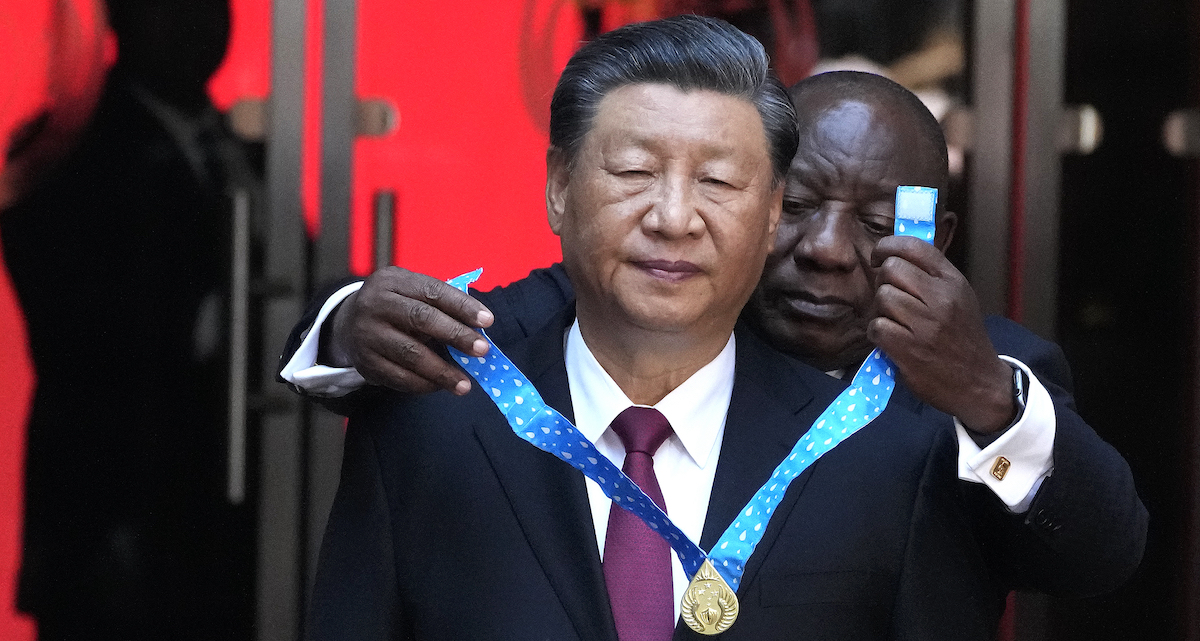 Il presidente sudafricano Cyril Ramaphosa dà un’onorificenza al presidente cinese Xi Jinping (AP Photo/Themba Hadebe)