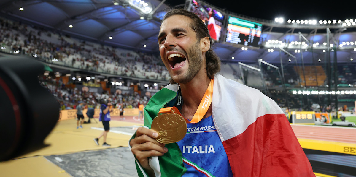 Gianmarco Tamberi con la medaglia d'oro (Patrick Smith/Getty Images)