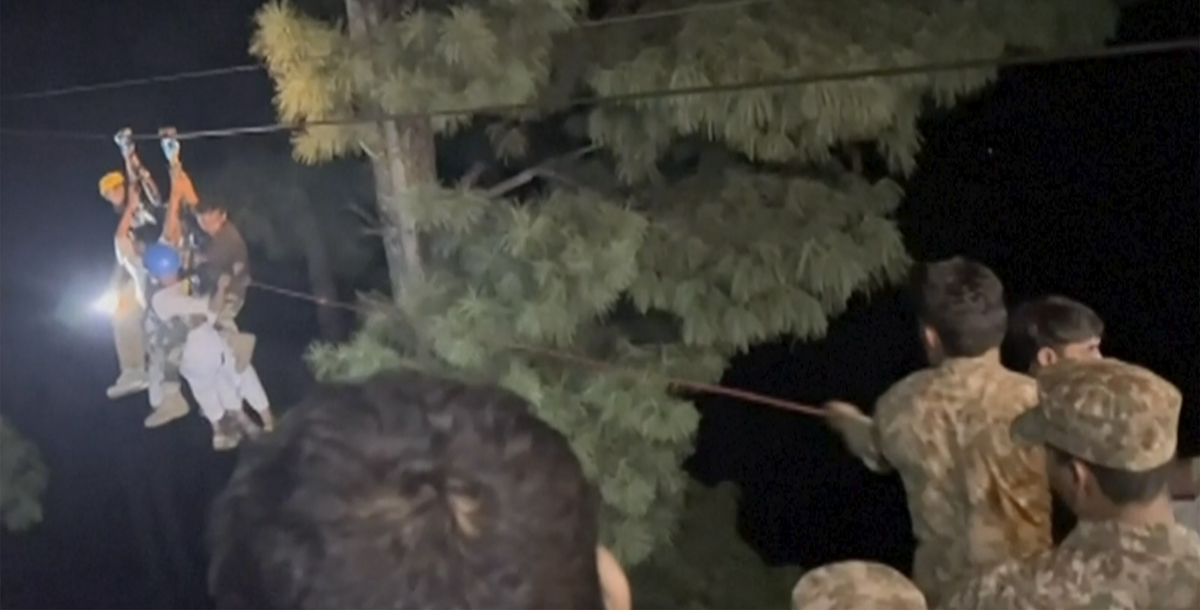 Il salvataggio delle persone bloccate su una funivia in Pakistan