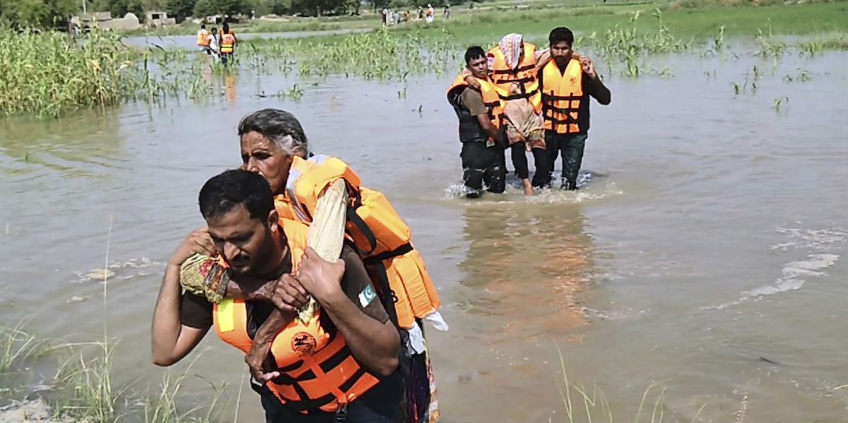 Più di 100mila persone sono state evacuate nel Punjab pakistano in seguito all'esondazione di un fiume