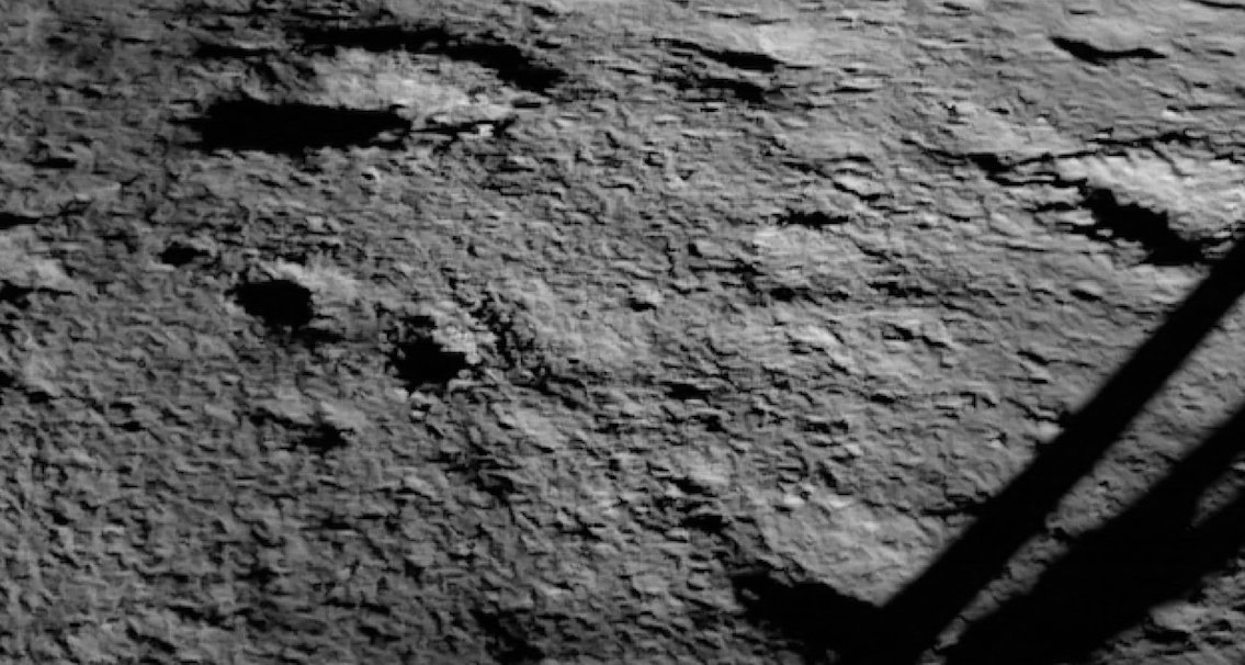Una delle prime fotografie scattate da una delle fotocamere del lander Vikram sulla superficie lunare (ISRO)