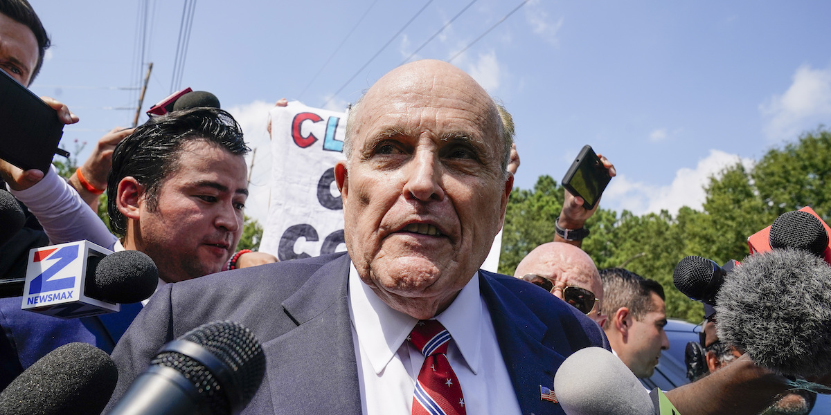 Rudy Giuliani, l'ex avvocato di Donald Trump, si è consegnato alle autorità della Georgia dopo essere stato incriminato con l'accusa di aver tentato di sovvertire i risultati delle elezioni del 2020 