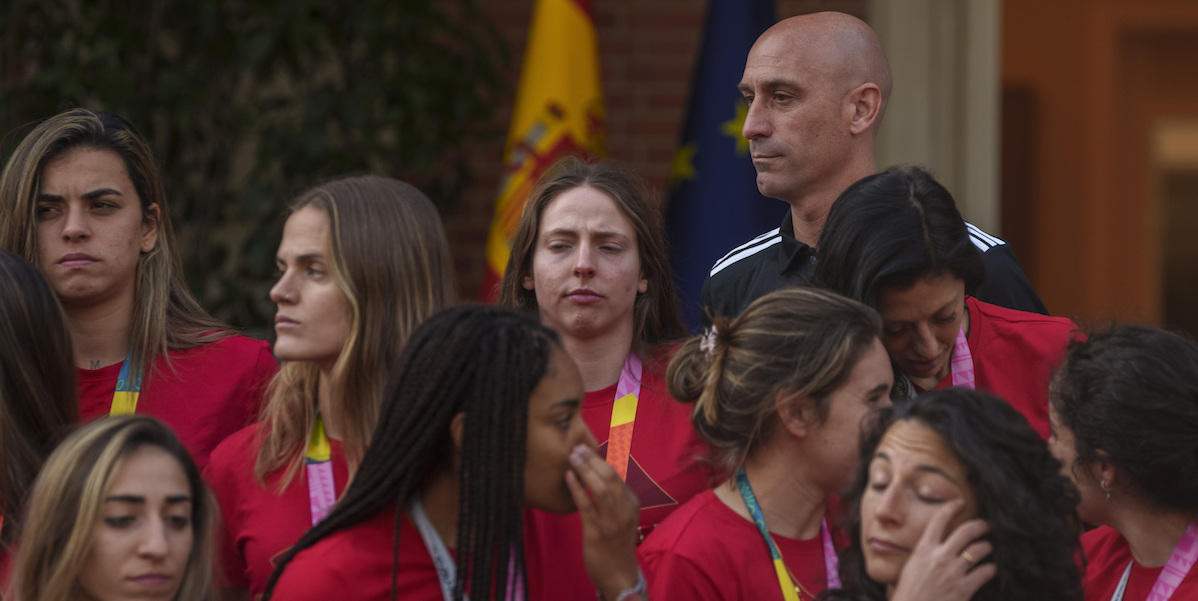 Luis Rubiales e alcune giocatrici della Nazionale femminile di calcio, Madrid, Spagna, 22 agosto 2023 (AP Photo/Manu Fernandez)
