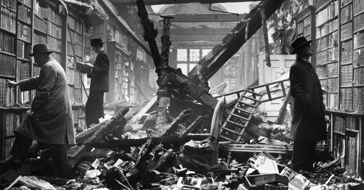 Tre lettori scelgono libri sopravvissuti al bombardamento della Holland House, Londra, 23 ottobre 1940. (Harrison/Fox Photos/Hulton Archive/Getty Images)