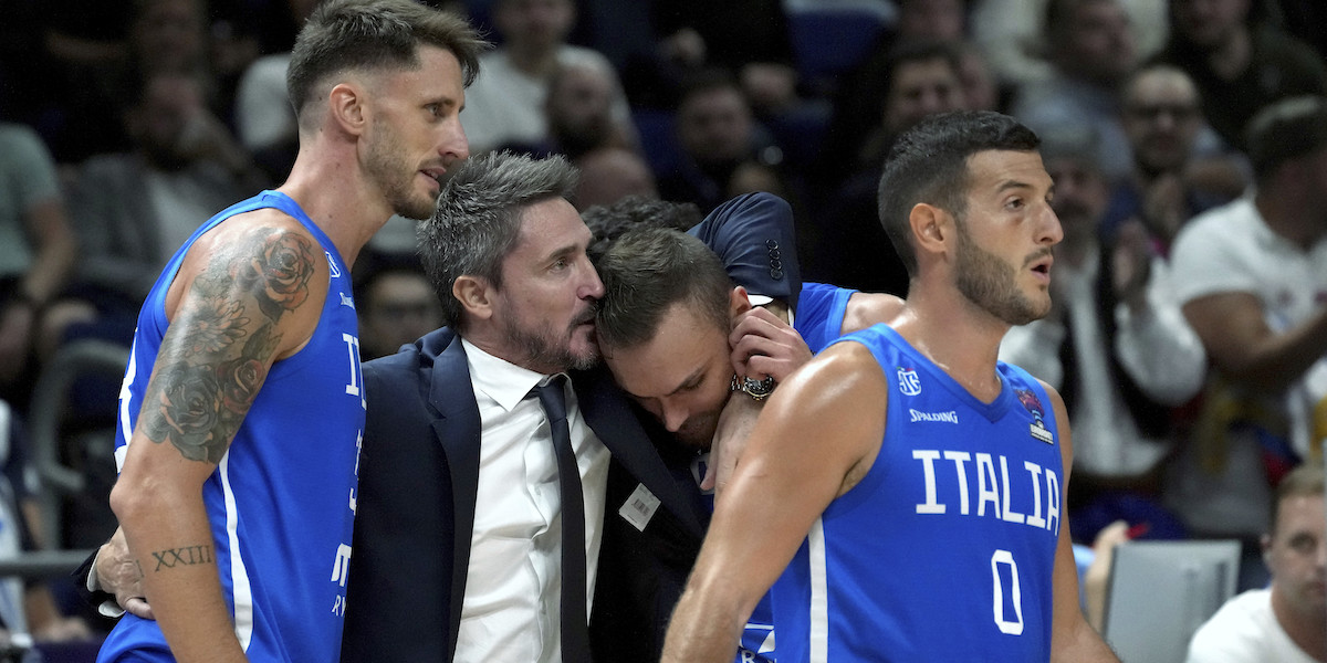 Gianmarco Pozzecco con Stefano Tonut, Achille Polonara e Marco Spissu agli ultimi Europei (AP Photo/Michael Sohn)