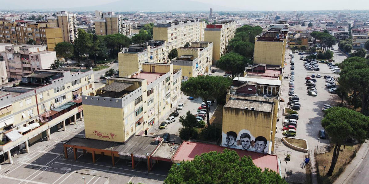 A luglio due ragazze di 13 anni sono state stuprate da un gruppo di almeno cinque minorenni e un maggiorenne a Caivano, vicino a Napoli