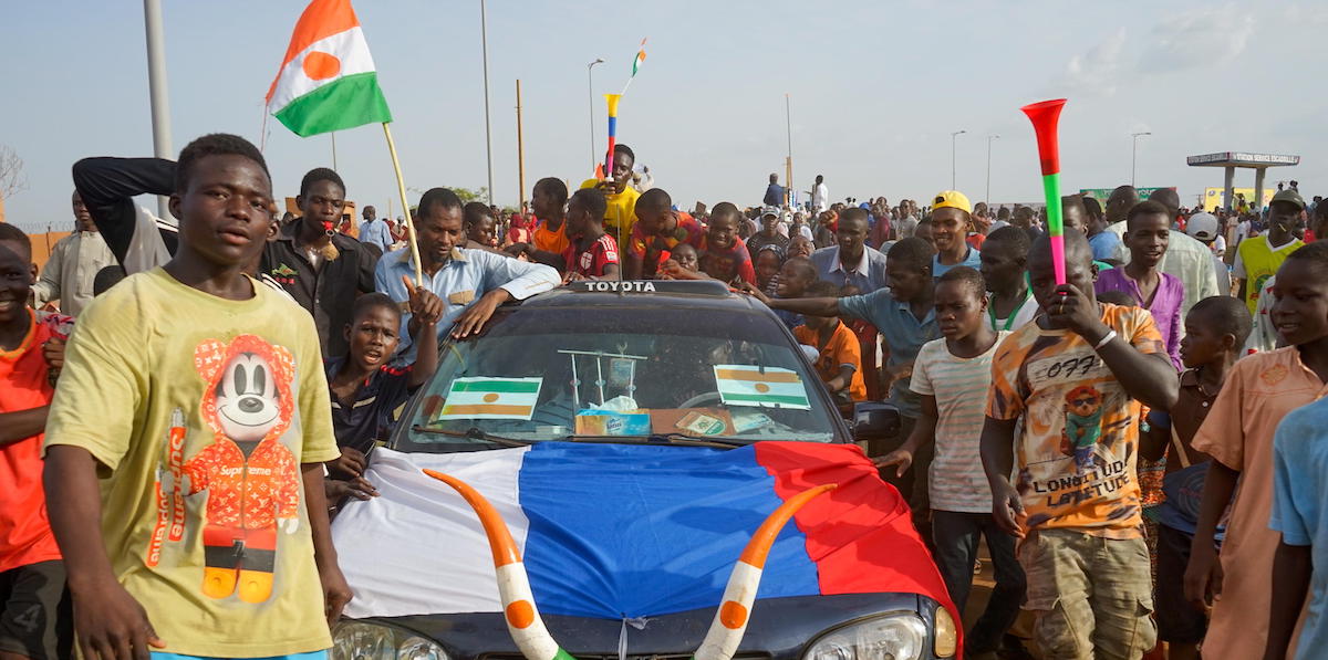 Sostenitori della giunta militare in Niger (EPA/ISSIFOU DJIBO via ANSA)
