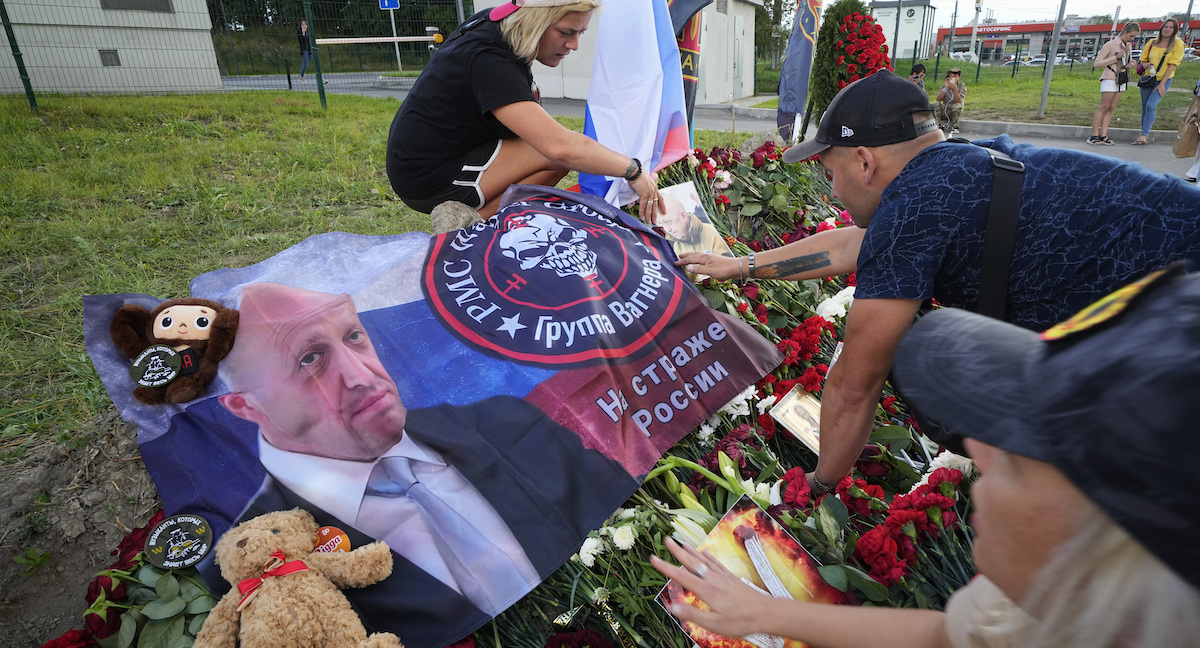 Alcune persone commemorano Prigozhin a San Pietroburgo (AP Photo/Dmitri Lovetsky)