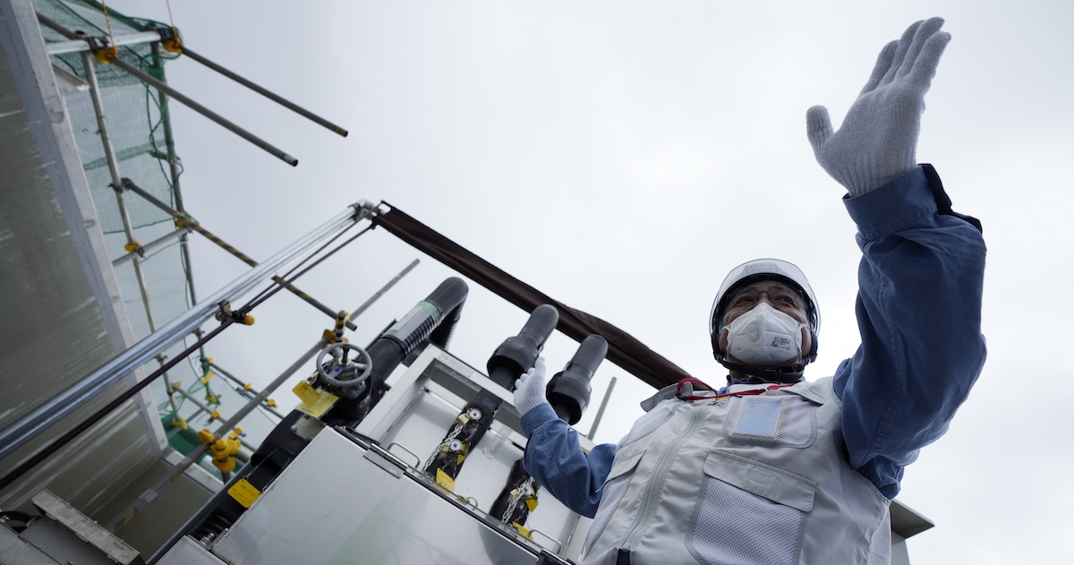 Uno dei tecnici che lavorano al rilascio dell'acqua alla centrale di Fukushima (AP Photo/Eugene Hoshiko, Pool)