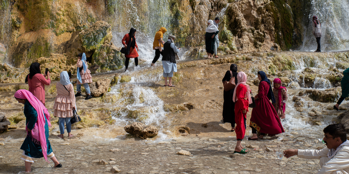 Alcune donne camminano nel parco nazionale Band-e Amir, il 12 agosto del 2022