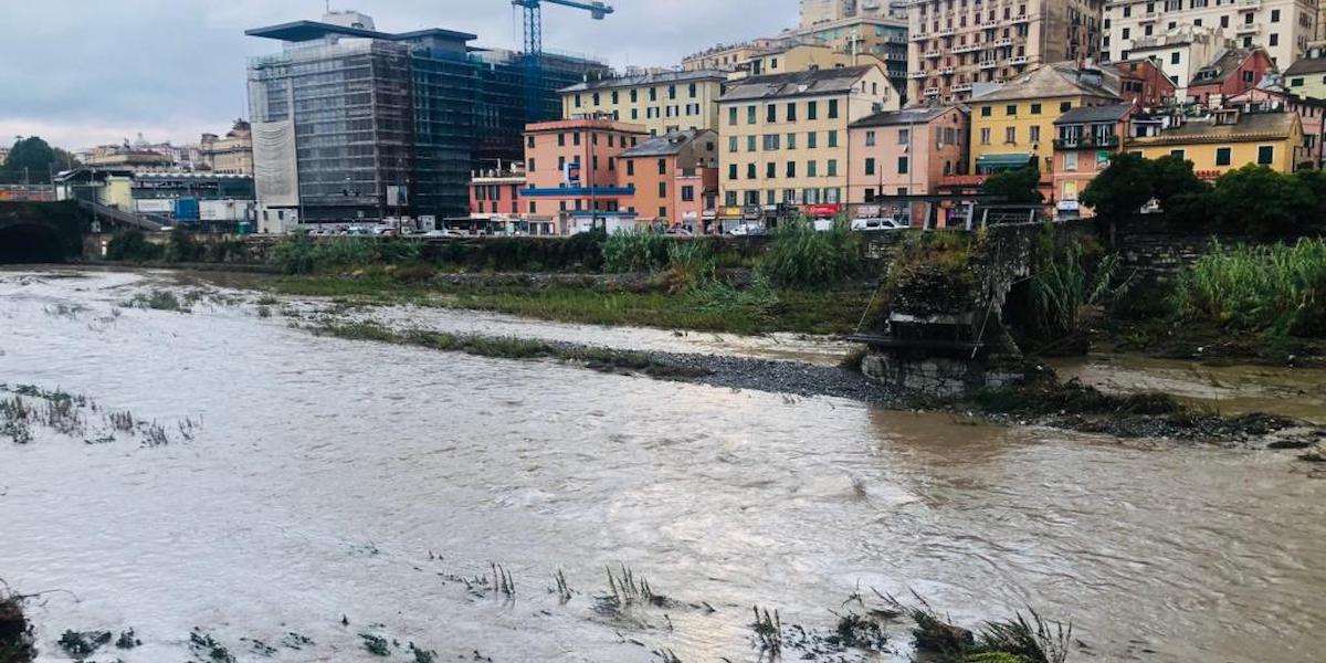 Il torrente Bisagno ingrossato nel quartiere di San Fruttuoso, a Genova, 28 agosto 2023 (ANSA / CHIARA CARENINI)