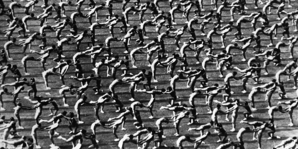 Un'immagine dell'inaugurazione con 12.000 ragazzi e ragazze dell'edizione cecoslovacca delle Spartachiadi, i giochi di massa organizzati in molti Paesi del blocco sovietico dal 1928 fino alla fine degli anni Ottanta. Praga, probabilmente 1965 (Keystone/Getty Images)