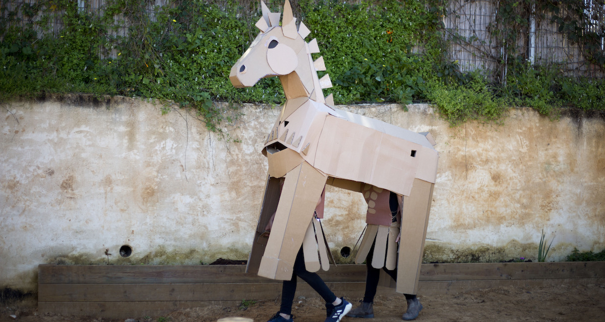 Due bambini della scuola Merkaz Ofek vestiti da cavallo di Troia alla parata del Purim di Elyashiv, Valle di Hefer, Israele, 19 marzo 2019 (AP Photo/Ariel Schalit)