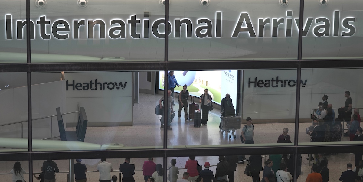 L'aeroporto di Heathrow, a Londra (AP Photo/Kin Cheung)