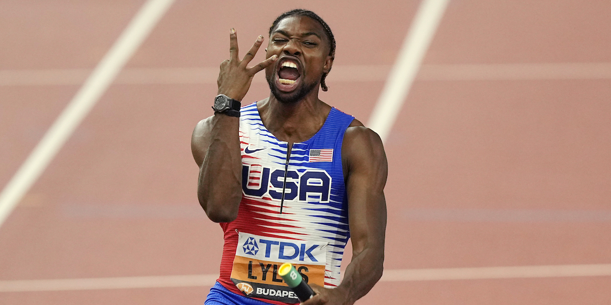 Noah Lyles dopo la vittoria nella staffetta (AP Photo/Martin Meissner)