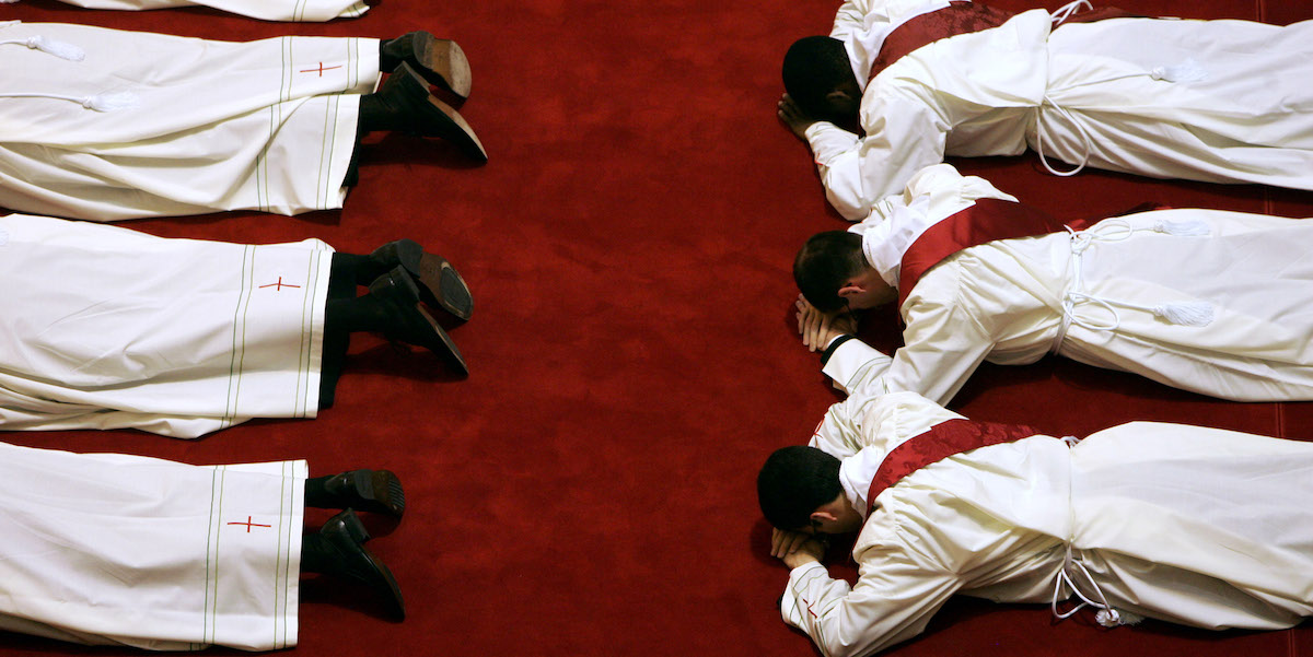 Un momento della cerimonia di ordinazione presbiteriale con il prelato dell'Opus Dei Javier Echevarría Rodríguez nella basilica di S. Eugenio a Roma, 26 maggio 2007 (ALESSANDRO DI MEO /ANSA)