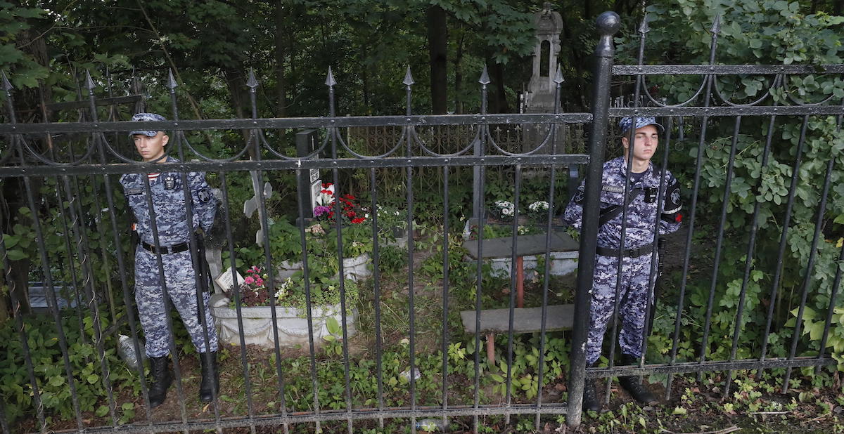 Uomini della Rosguardia attorno al perimetro del cimitero dove si è tenuto il funerale di Prigozhin (EPA/ANATOLY MALTSEV)