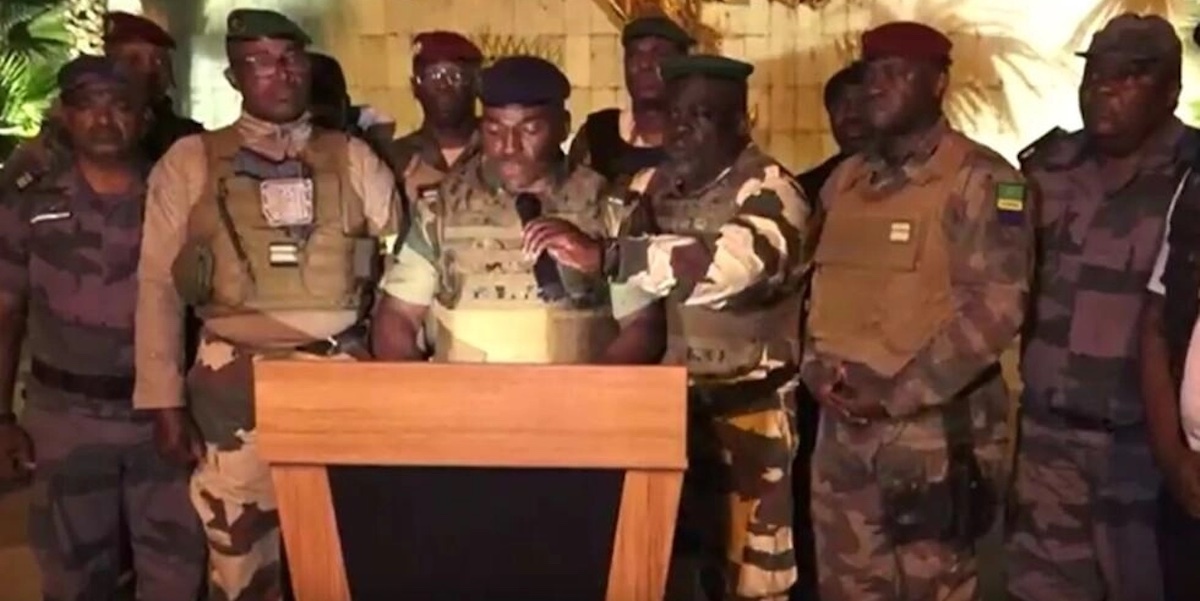 I militari durante l'annuncio del colpo di stato in diretta televisiva 
