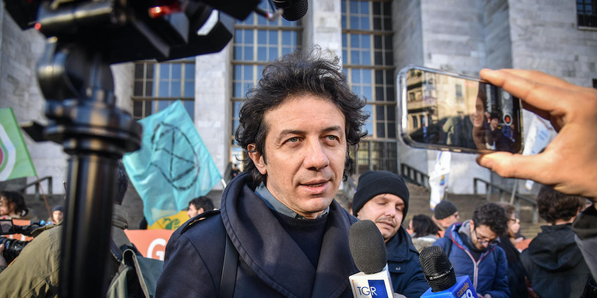 Marco Cappato davanti al tribunale di Milano (ANSA/MATTEO CORNER)