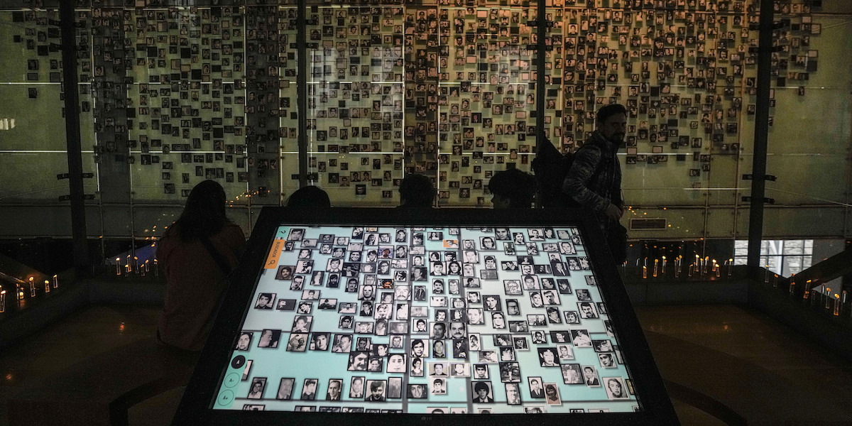 Immagini di alcune delle persone scomparse durante il regime di Augusto Pinochet (AP Photo/Esteban Felix)