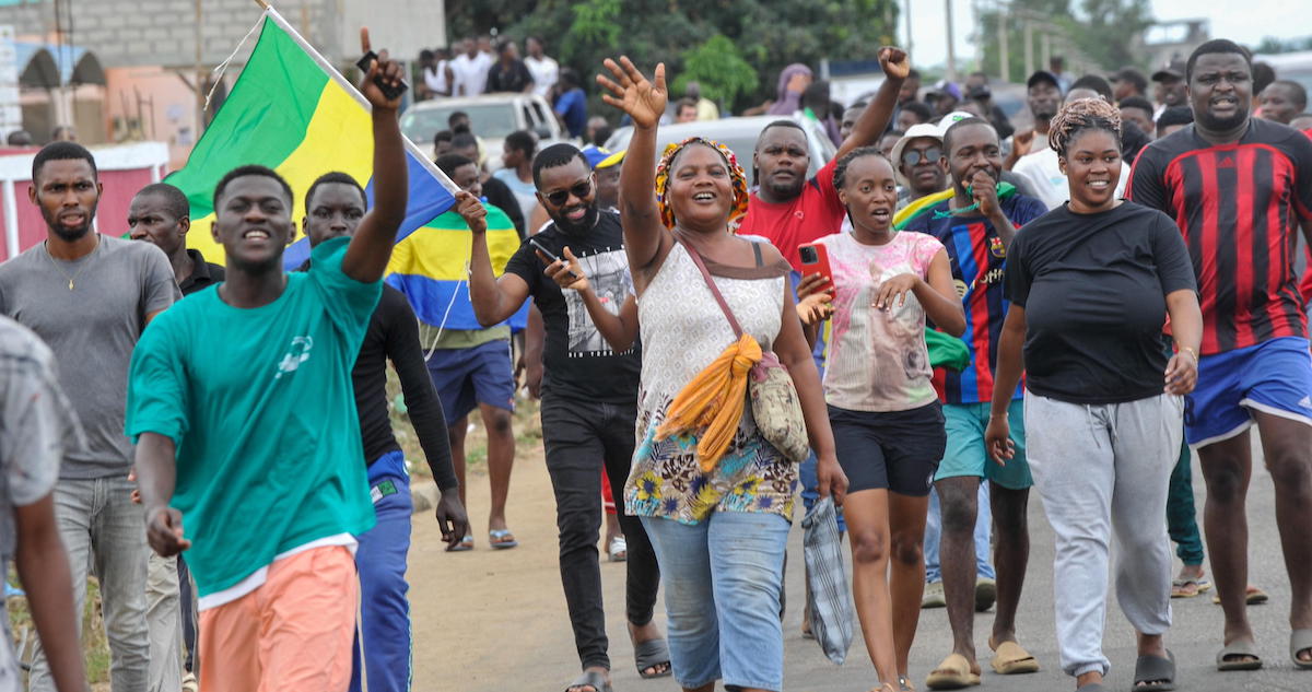 Una manifestazione a favore del colpo di stato in Gabon (EPA/STR)