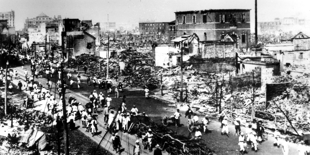 Il quartiere di Nihonbashi, una delle aree più frequentate di Tokyo, distrutto dal terremoto del primo settembre del 1923