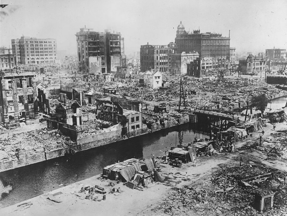 Le rovine del quartiere Nihombashi di Tokyo fotografate nell'ottobre del 1923