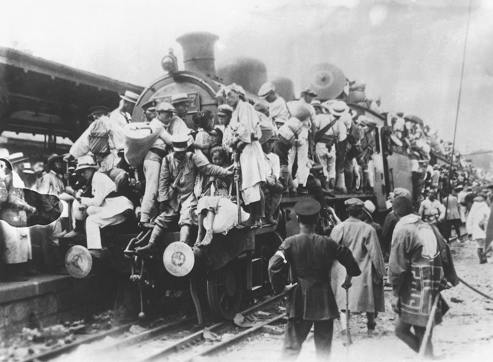 Persone che cercano di lasciare Tokyo in treno dopo il grave terremoto del 1923
