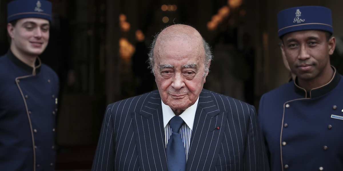 Mohamed Al Fayed davanti all'hotel Ritz a Parigi (AP Photo/Kamil Zihnioglu)
