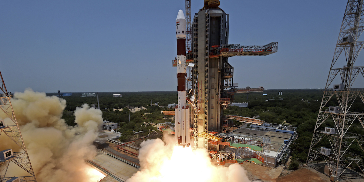 Il lancio dal centro spaziale di Sriharikota (Indian Space Research Organisation via AP)