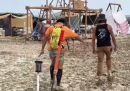 I partecipanti al Burning Man sono isolati in un deserto di fango