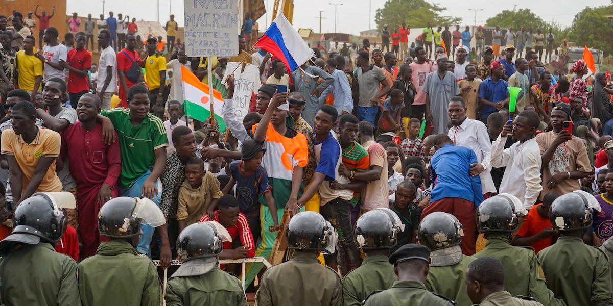 Proteste della popolazione nigerina a Niamey contro l'influenza francese nel Paese.