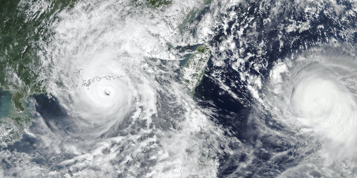 Un'immagine satellitare della NASA che mostra a sinistra il tifone Saola, che passa per Hong Kong, e a destra il tifone Haikui (Suomi Npp/Noaa-Nasa/Planet Pix via ZUMA Press Wire)