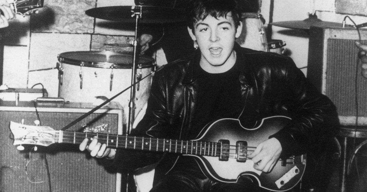 Paul McCartney durante un concerto al Cavern di Liverpool nei primi anni Sessanta