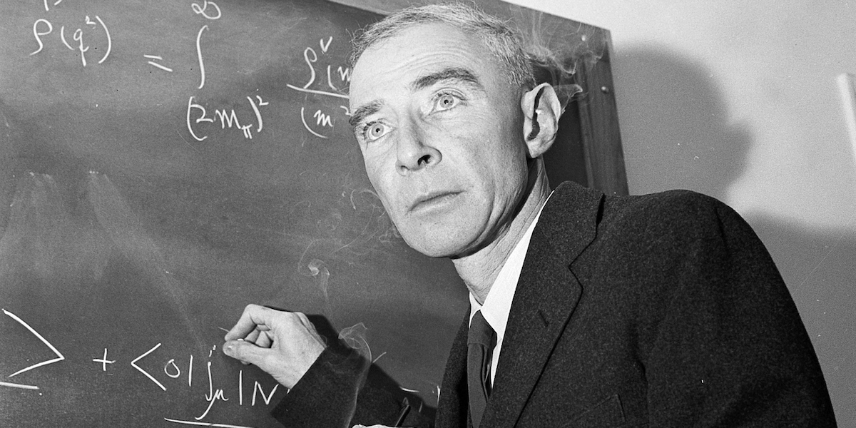 J. Robert Oppenheimer nel 1957 (AP Photo/John Rooney, File, LaPresse)