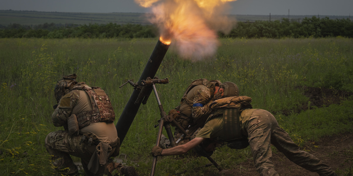 Soldati ucraini sparano contro le linee di difesa russe a Zaporizhzhia (AP Photo/Efrem Lukatsky, File)