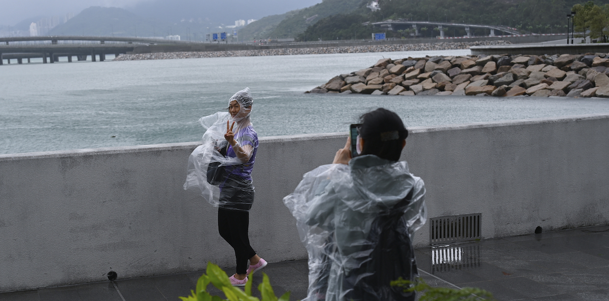 Fotografarsi durante il tifone Saola, 2 settembre 2023, Hong Kong (AP Photo/Billy H.C. Kwok)