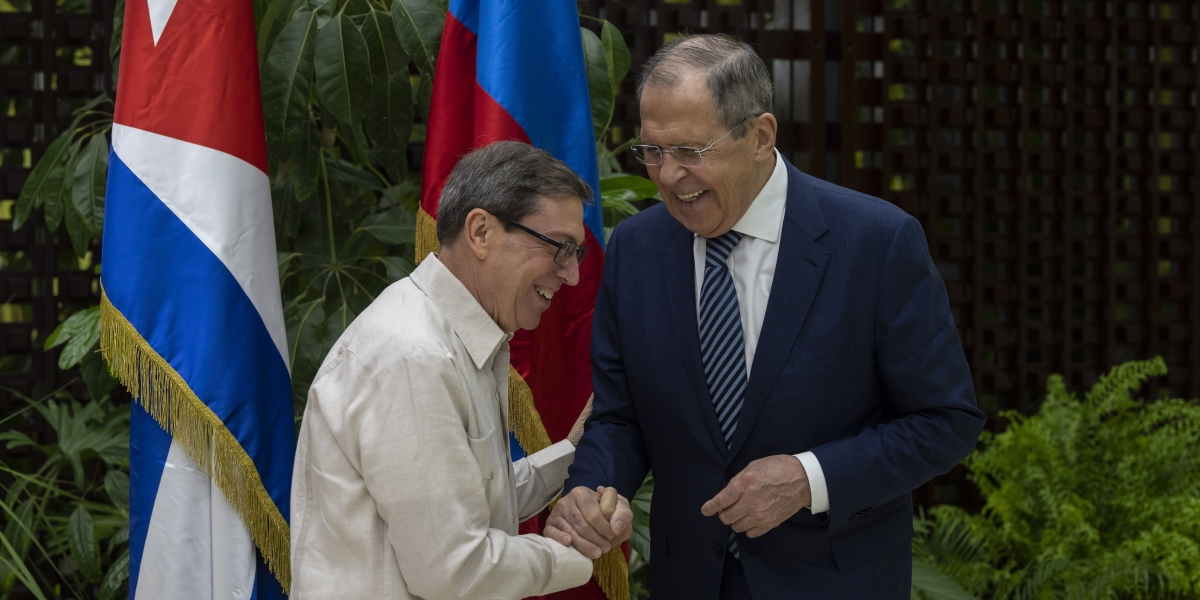 Il ministro degli esteri russo Sergey Lavrov e quello cubano Bruno Rodriguez (AP Photo/Ramon Espinosa, Pool)