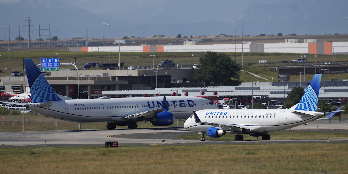 Aerei della United Airlines all'aeroporto di Denver, 1 settembre 2023 (AP Photo/David Zalubowski)
